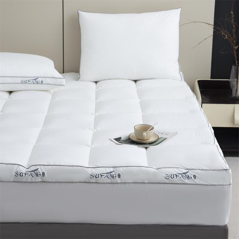 Přizpůsobený tisk loga Výplň z mikrovlákna 40s Downproof tkanina s lemem matrace potrubí Přizpůsobený tisk loga Výplň z mikrovlákna 40s Downproof tkanina s lemem matrace potrubí